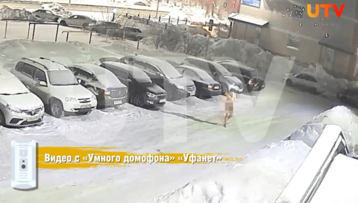 В Башкирии полуголый мужчина ночью кричал на парковке и повредил авто