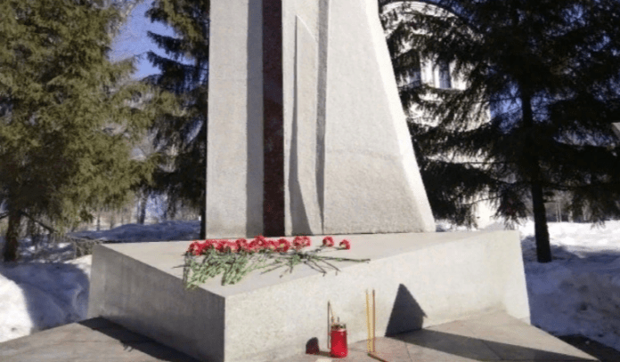 Второй стихийный мемориал по жертвам теракта в «Крокусе» появился в Уфе