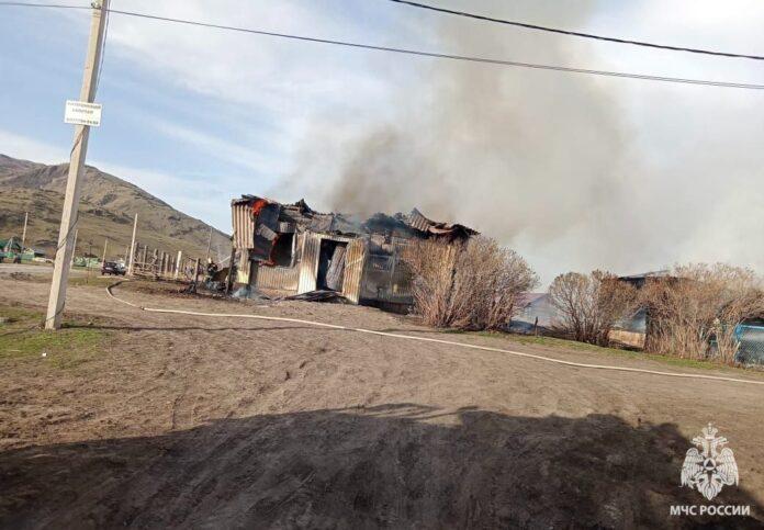 В Башкирии сгорели деревенский ФАП и магазин