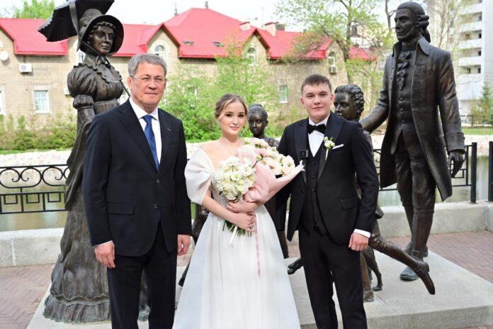 «Для всех пример»: Радий Хабиров поздравил с бракосочетанием ветерана СВО