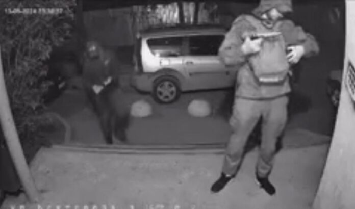 В Уфе группа вооруженных мужчин пыталась ночью попасть в дом
