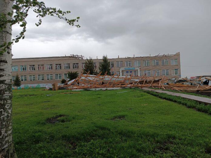 В Башкирии шквалистый ветер сорвал кровлю со школы