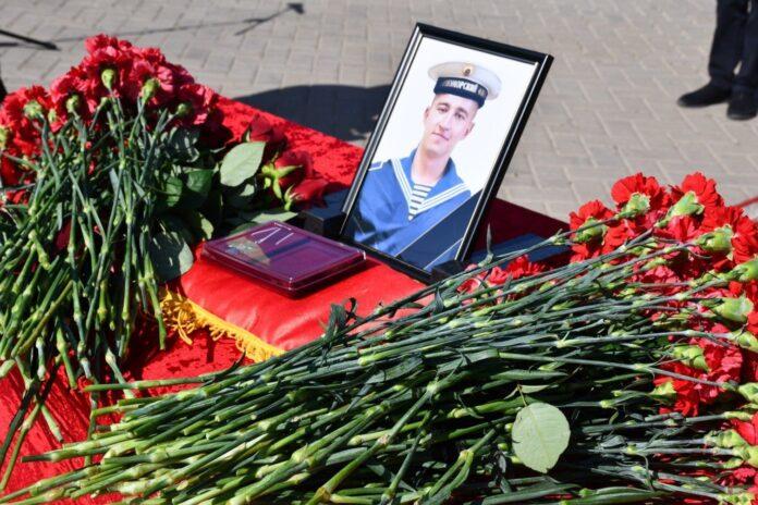 «Как больно и тяжело»: в Башкирии простились с погибшим матросом корабля «Новочеркасск»
