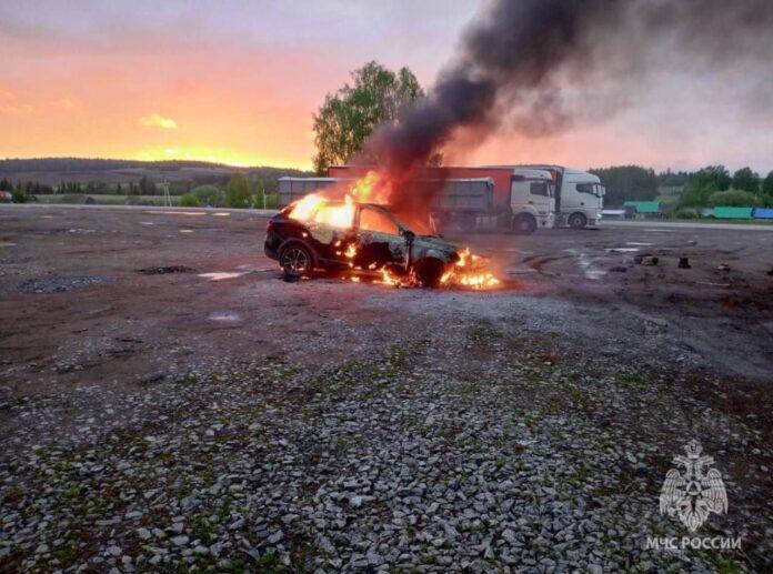 В Башкирии загорелось авто со спящим человеком внутри