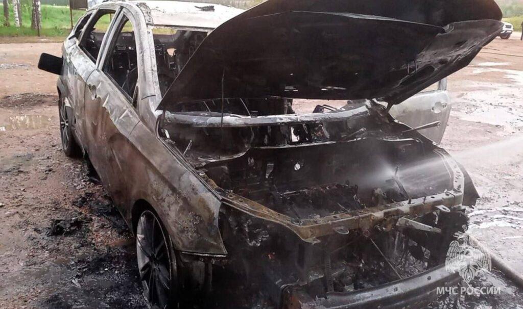 В Башкирии загорелось авто со спящим человеком внутри