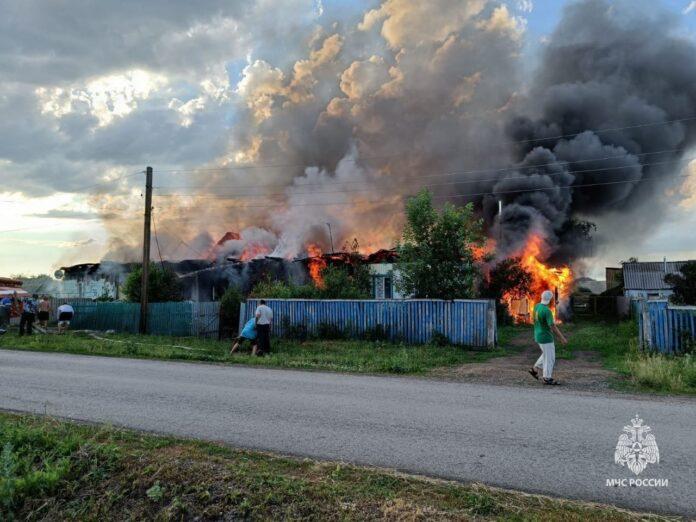 В Башкирии из-за грозового разряда сгорел дом на пять семей