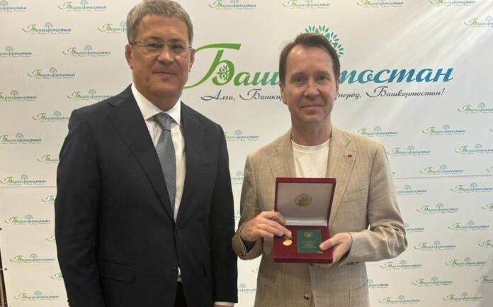Радий Хабиров присвоил почетное звание артисту театра и кино Евгению Миронову