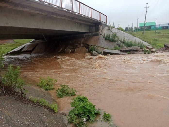 В Башкирии размыло мост после сильных дождей
