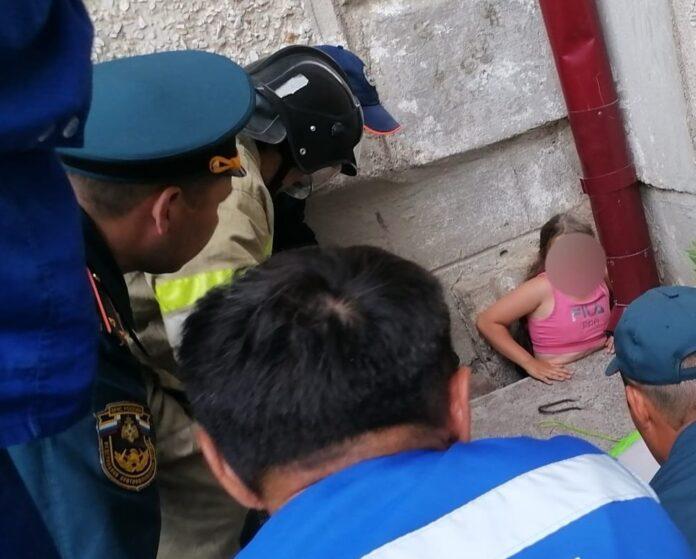 В Башкирии ребенок застрял между бетонными блоками