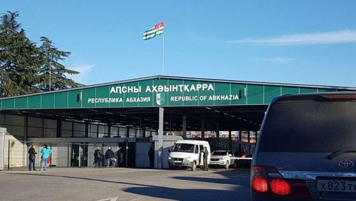 Туристка в Абхазии оказалась в центре скандала из-за неуважения к их традициям