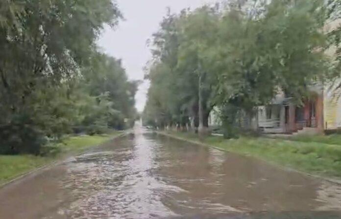 В Баймаке дожди залили два участка дорог