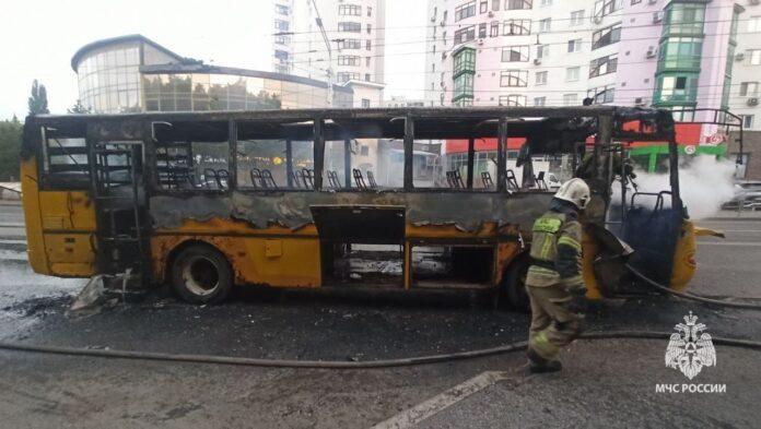 Заказной автобус сгорел во время движения в Уфе