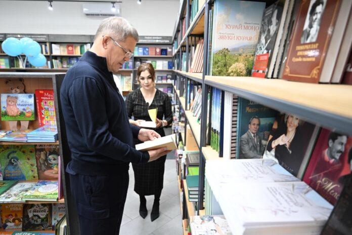 Радий Хабиров купил детские книги в центре Уфы