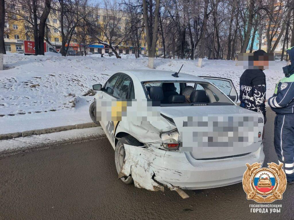 В Уфе столкнулись скорая помощь и "Фольксваген"