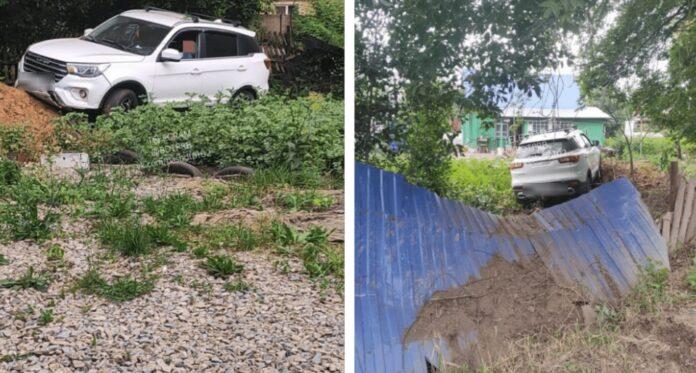 Автомобиль протаранил забор частного дома в Уфе и влетел в огород