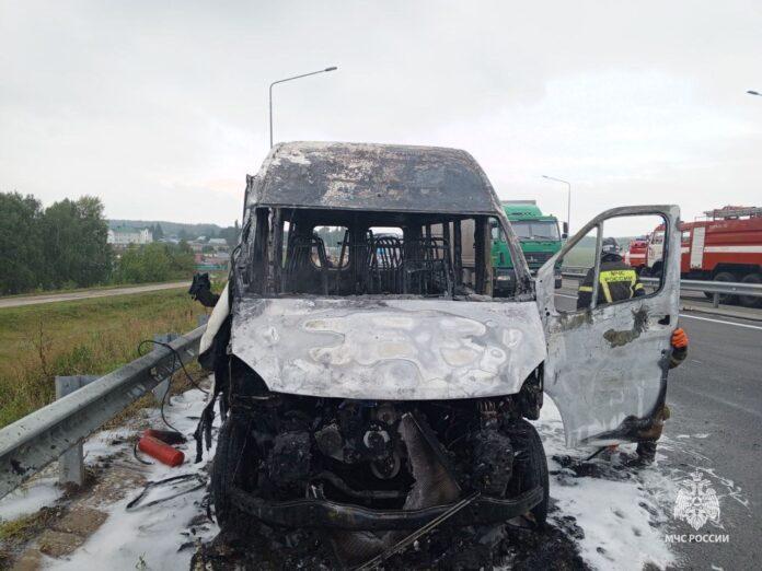 Автобус с пассажирами загорелся на федеральной трассе в Башкирии